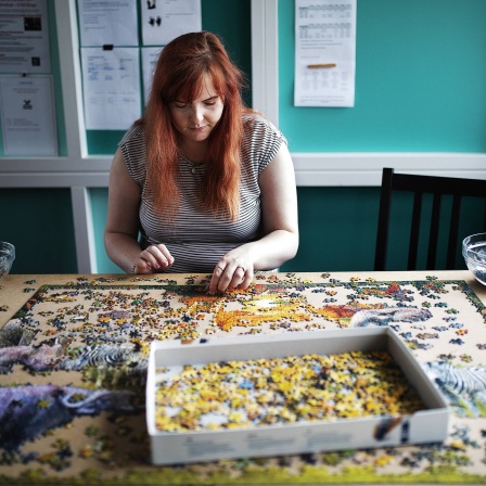 Kirsten Damgaard Petersen, eine junge Autistin, beim Puzzlespielen