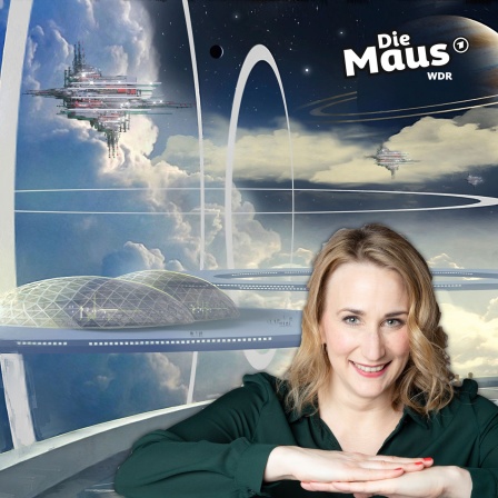 Auf dem Bild ist eine futuristische Stadt in den Wolken zu sehen, mit modernen Kuppelbauten und schwebenden Strukturen im Hintergrund, während im Vordergrund eine lächelnde Frau in einem grünen Oberteil sitzt.