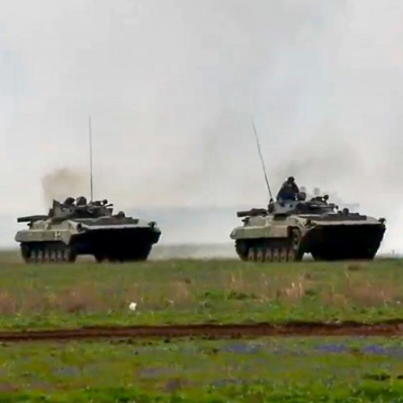 Russische Panzer bei einem Manöver auf der Krim 