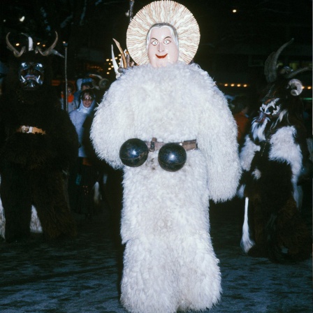 Frau Perchta mit dem Doppelgesicht symbolisiert das Gute und das Böse, Salzburger Rupertiperchten, Perchtentreffen Penzberg, Oberbayern