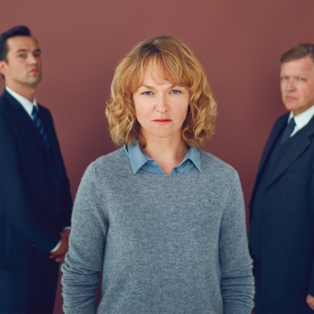 Sven Lebert (Nils Strunk l.), Lena Birkwald (Lisa Wagner) und Bernd Hausner (Justus von Dohnányi r.) aus der ZDF-Serie "Die Affäre Cum Ex". 