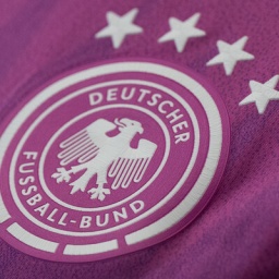 Das Logo des Deutschen Fußball-Bundes (DFB) ist auf dem neuen offiziellen EM-Trikot