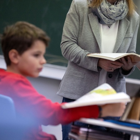 Ein Schüler einer vierten Klasse der Liebenauschule nimmt am Unterricht teil.