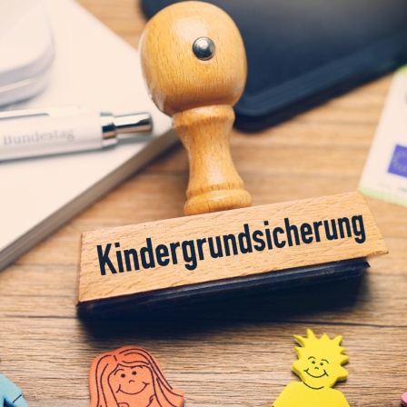 Abgebildet ist ein Stempel mit dem Wort "Kindergrundsicherung"