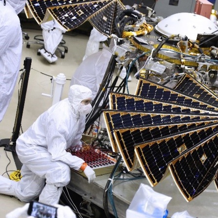 Das von der US-Raumfahrtbehörde NASA zur Verfügung gestellte Foto zeigt Techniker und Ingenieure, die an das Solarmodul des InSight-Raumfahrzeuges arbeiten.