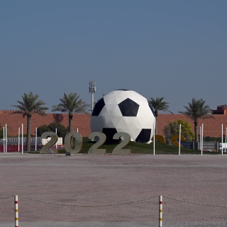 Ein übergroßer Fußball steht auf einen Kreisverkehr vor dem Al Shamal-Stadion. Die deutsche Nationalmannschaft wird in diesem Stadion während der Fußball-Weltmeisterschaft 2022 in Katar trainieren.
