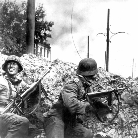 Deutsche Infanterie bei den Straßenkämpfen um Stalingrad (undatiertes Archifoto)