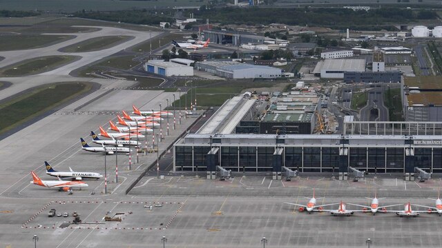 Viele Flugzeuge vor BER-Terminal 1 (Bild: imago images/Matthias Koch)