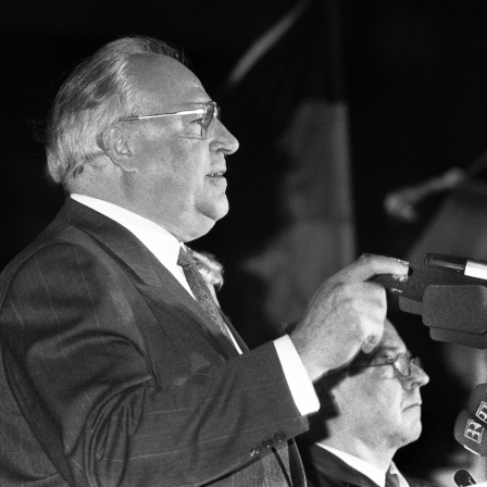 Helmut Kohl am 19.12.1989 vor den Ruinen der Frauenkirche in Dresden