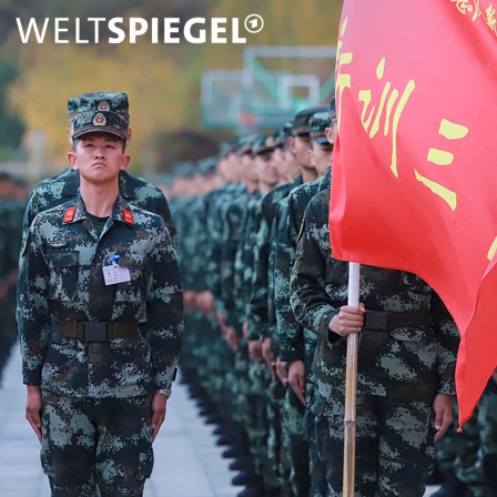 Chinesische Militärrekruten in Uniform stehen in Reihen, zwei Rekruten halten chinesische Flaggen.