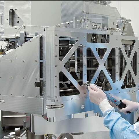 Montage und Justage von Lithografie-Optiken im Reinraum bei Carl Zeiss