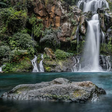 Wasserfall auf La Réunion (Foto: imago / Marcel Lorenz)