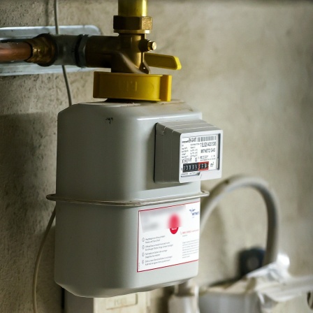 Ein Gaszähler hängt im Keller eines Einfamilienhauses.