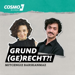 Die Moderatorin des Podcasts mit ihrem Gast Cengiz Barskanmaz vor grau-grünem Hintergrund