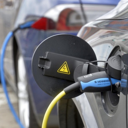 An einer Ladestation im Zentrum von Leipzig am Augustusplatz stehen Elektroautos - ein Tesla und ein Volvo - zum "Auftanken".
