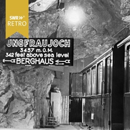 Jungfraujoch - Schild und Triebwagen der Bergbahn.jpg
