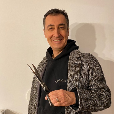 Der Grünen-Bundestagsabgeordnete und designierte Landwirtschaftsminister Cem Özdemir im Mantel seines 2015 verstorbenen Vaters und mit der Scheiderschere seiner Mutter