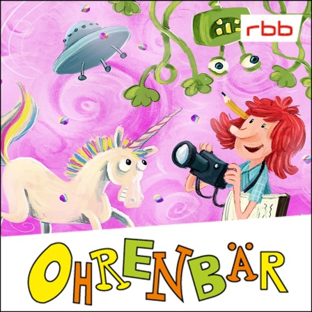 Bunte Zeichnung: eine Frau mit roten Haaren, mit Kamera, Stift und Block, drumherum Einhorn, Ufo, Alien, pinkfarbener Hintergrund (Quelle: rbb/OHRENBÄR/Julian Meyer)