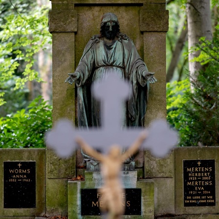 Gräber und Grabfiguren auf dem Melaten-Friedhof in Köln. Auf den Tod eines geliebten Menschen folgt der Prozess des Trauerns. 
