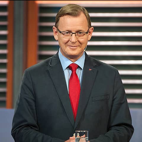Der Spitzenkandidat der Partei Die Linke zur Landtagswahl Thüringen, Bodo Ramelow, steht am Pult der MDR-Sendung "Fakt ist". Er lächelt
