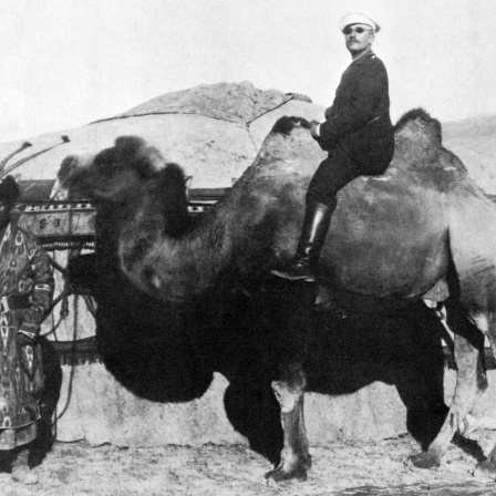  Der Topograf und Entdecker Sven Hedin circa 1900 auf einem Trampeltier in der zentralasiatischen Steppe