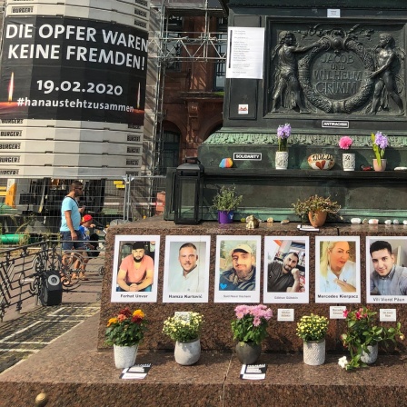 Unter dem Brüder Grimm-Denkmal auf dem Hanauer Marktplatz wird an die Opfer des rassistisch motivierten Anschlags vom 19. Februar 2020 erinnert.