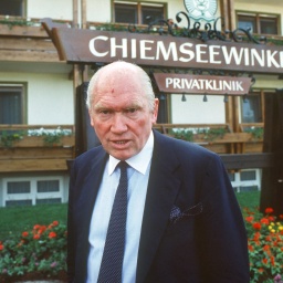 Professor Julius Hackethal im Mai 1984 vor seiner Eubios-Klinik in Felden am Chiemsee. 