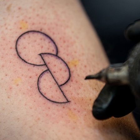 Bei einer Aktion der Organisation "Junge Helden" lässt sich eine Person ein Organspende-Tattoo stechen.