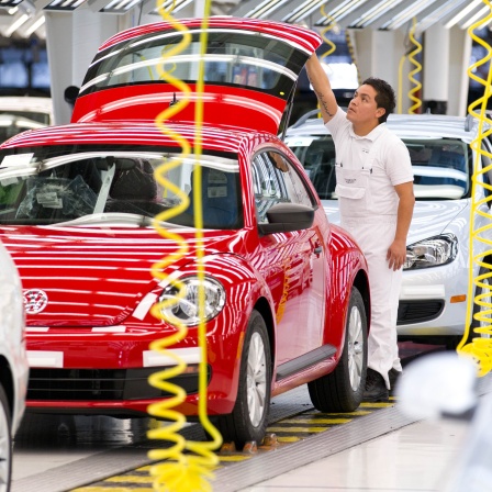 Ein Mitarbeiter von Volkswagen in Mexiko bei der Endkontrolle eines Fahrzeugs.