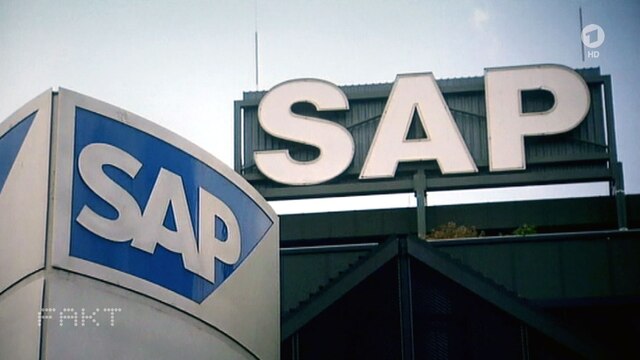 Logo von SAP an Gebäude.