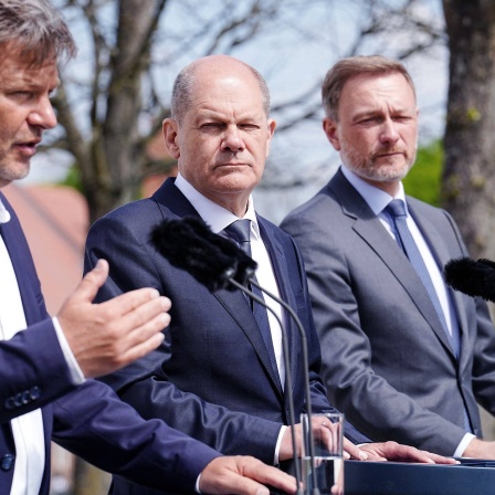 Habeck, Scholz und Lindner blicken schlecht gelaunt