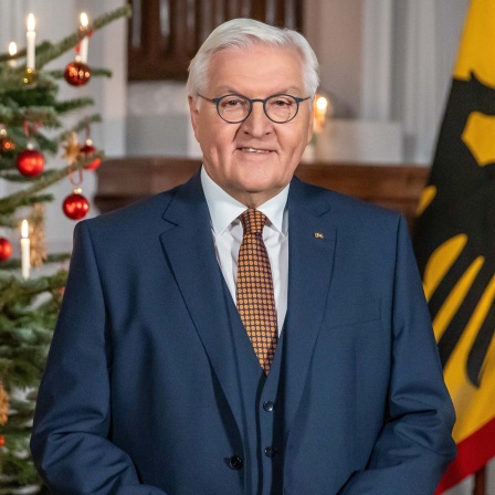 Bundespräsident Frank-Walter Steinmeier bei der Aufzeichnung seiner Weihnachtsansprache 2024 in Schloss Bellevue in Berlin. 