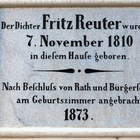 Diese Gedenktafel wurde noch zu Fritz Reuters Lebzeiten am früheren Rathaus von Stavenhagen angebracht.