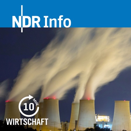 Das Braunkohlekraftwerk Jaenschwalde spiegelt sich in der Nacht auf einer Wasseroberflaeche