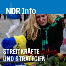 Anwohner legen am 14. April 2025 im Zentrum der ukrainischen Stadt Sumy Blumen an einer Gedenkstätte nieder, die zum Gedenken an die Opfer errichtet wurde, 14. April.