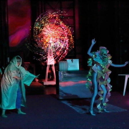 "Der geflügelte Froschgott" im Deutschen Theater Berlin (Bild: IMAGO/Martin Müller)