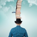 Ein Mann läuft an einem Seil einen Bücherstapel hoch, der bei einem anderen Mann auf dem Kopf steht.