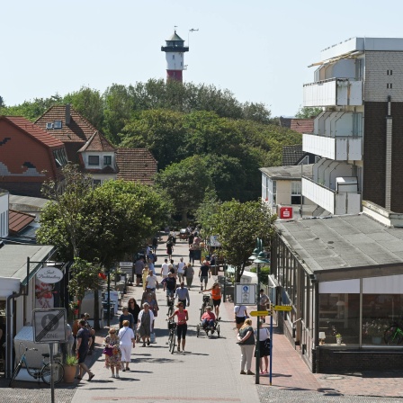 Menschen bummeln durch eine Fußgängerzone