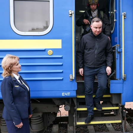 Andrzej Duda, Präsident von Polen, steigt am Bahnhof von Kiew aus einem Zug aus.