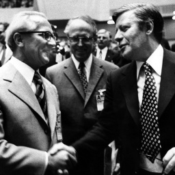 Bundeskanzler Helmut Schmidt (r) und der DDR-Staatsratsvorsitzende Erich Honecker (l) schütteln sich am 1. August 1975 vor Beginn der Arbeitssitzung am letzten Tag der KSZE-Konferenz in Helsinki in Finnland die Hände.