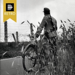 Fahrradpatrouille an der Grenze in Buckow, Berlin, Deutschland 1963.