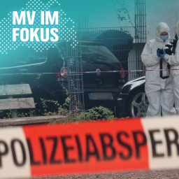 Hinter einem Polizeiabsperrband tauschen sich zwei Mitarbeiter der Spurensicherung mit einem Fotoapparat in der Hand aus