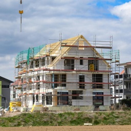Wohnungsbau in einem Neubaugebiet in Endingen am Kaiserstuhl. Trotz steigender Preise ist das Interessen an Immobilien ungebrochen.