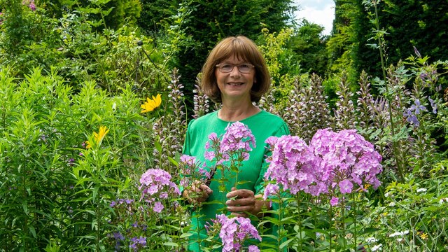 Brigitte Bergschneider in ihrem lila Gartenparadies.