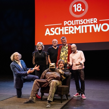 Arnulf Rating, Lisa Fitz, Matthias Deutschmann, Andreas Krenzke, Thilo Seibel und Michael Hatzius (sitzend) auf der Bühne