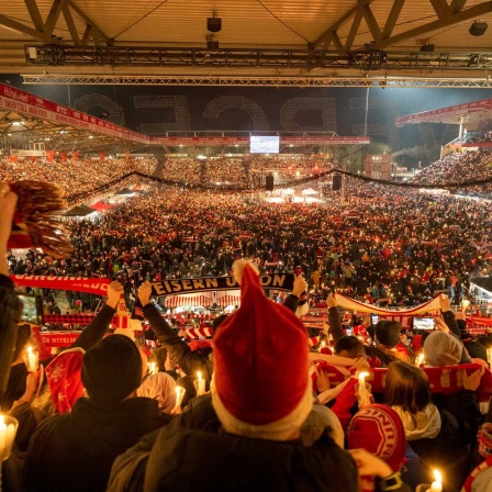 Archivbild Weihnachtssingen beim 1. FC Union Berlin: Tausende Menschen nehmen am Weihnachtssingen in der Alten Försterei teil. (Bild. dpa/ Christophe Gateau)