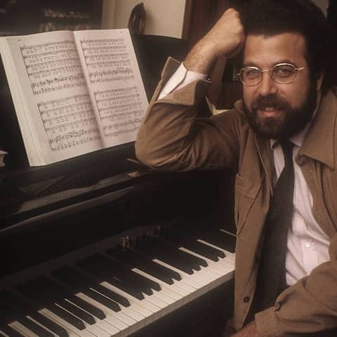 Giuseppe Sinopoli sitzend an einem Klavier