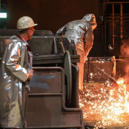 Stahlarbeiter ziehen im Stellwerk von Thyssen-Krupp eine Probe. 