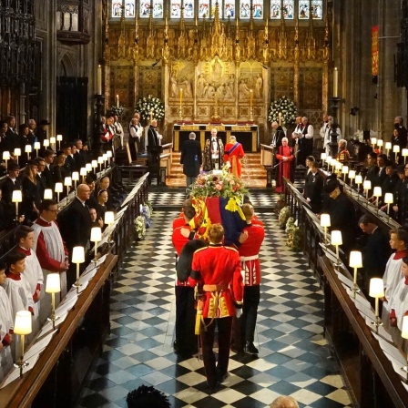 Der Sarg von Königin Elizabeth II. wird in die St.-Georges-Kapelle auf Schloss Windsor vor der Beisetzung von Königin Elizabeth II. getragen