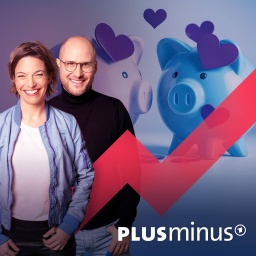 Auf dem Bild stehen Anna Planken und David Ahlf vor Palstikschweinen, über denen Herzen schweben. Sollte man ein gemeinsames Konto haben? Wer übernimmt welche Ausgaben? Haben beide fürs Alter vorgesorgt? Um diese Fragen machen Paare oft einen großen Bogen. Dabei sind Paare, die das klären glücklicher. Allerdings gelten dafür ein paar Grundregeln.